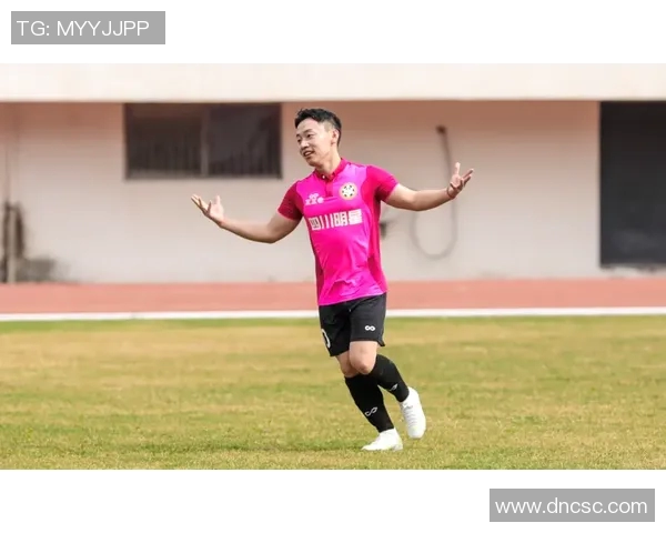 粉色足球明星的魅力与成就揭示了运动与时尚的完美结合